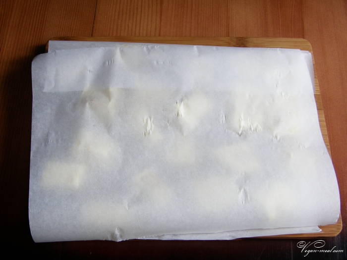 Порционные кусочки бурфи переложить жиростойкой бумагой, хранить в холодильнике или морозилке.