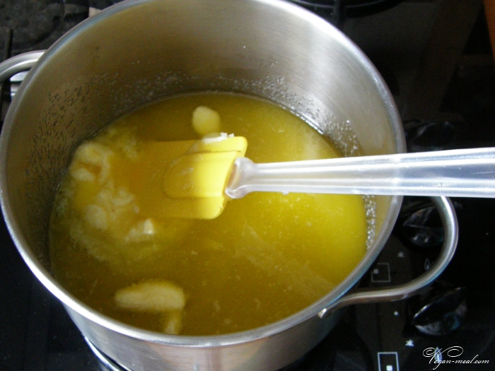 сливочное масло растопить в кастрюльке, добавить сахар