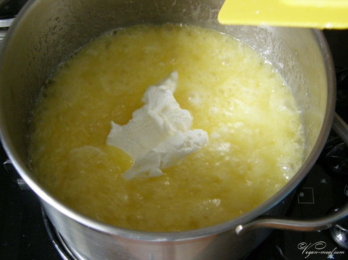 в кипящее масло с сахаром добавить жирные сливки